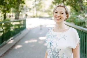 Gute Traurednerin auf einer Bruecke im Park in Berlin