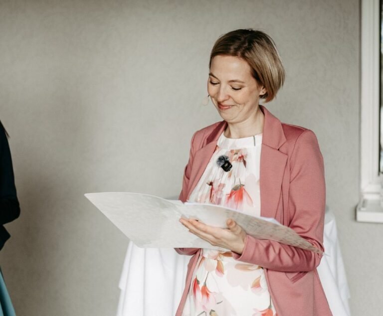 Freie Rednerin liest Traufrage bei Outdoor Hochzeit